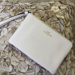 Coach Wristlet in Creamy White🕊